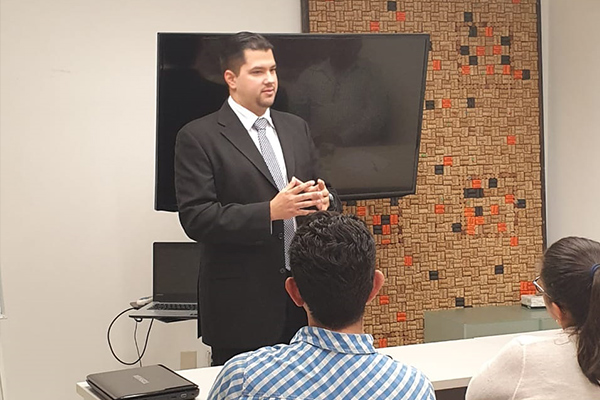 Dr. Jonathan Valenzuela